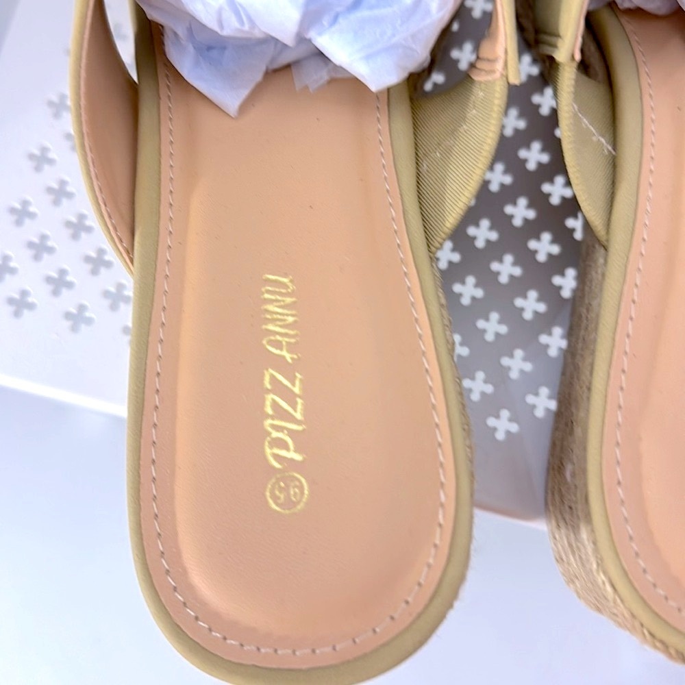 Pizz Annu Women's Tan 2.5” Wedge Heels Sandals Size 10 Slip On - Picture 4 of 7